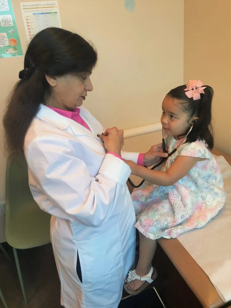 Dra. Majid examinando a una paciente joven